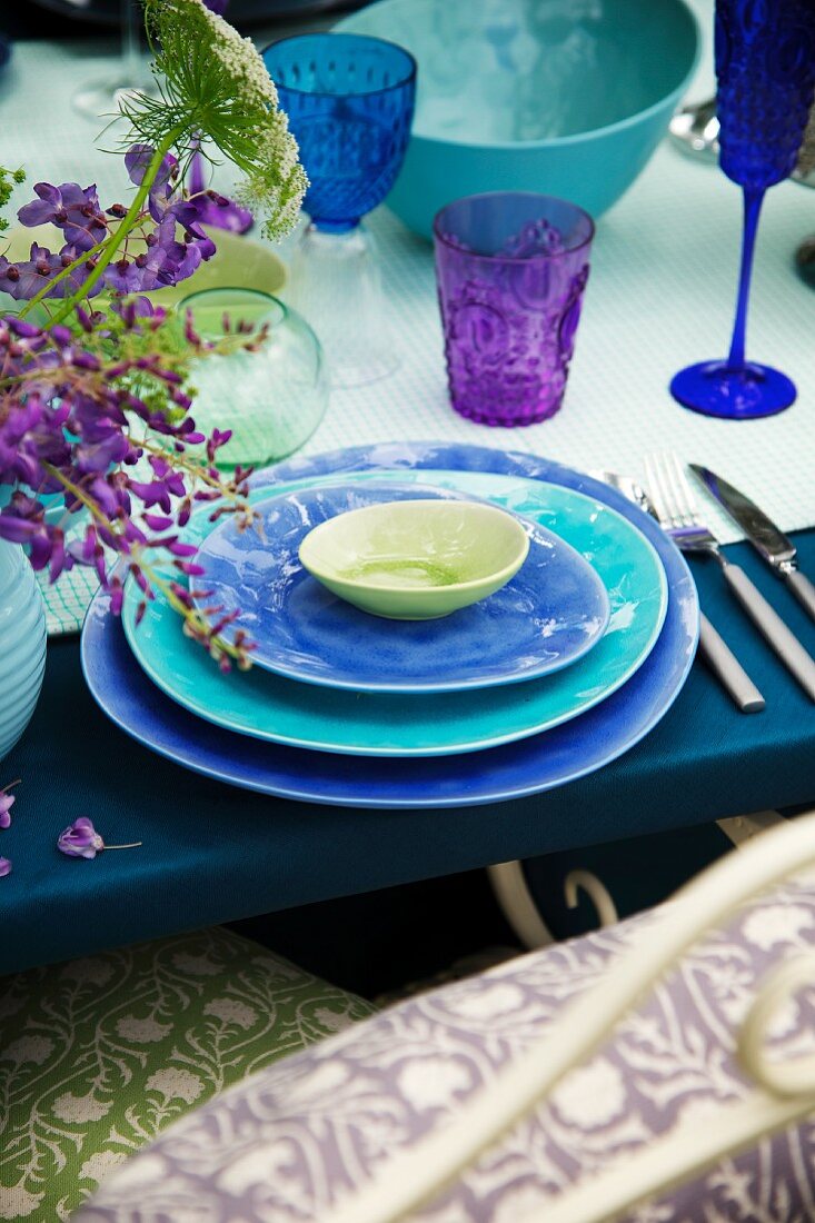 Tischgedeck in Blau- & Lilatönen