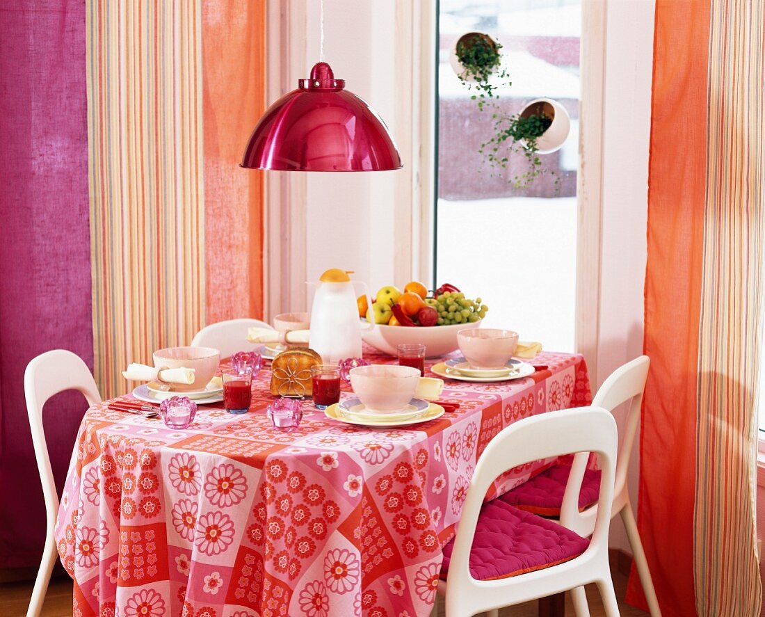 Gedeckter Frühstückstisch in Pink und Orangetönen