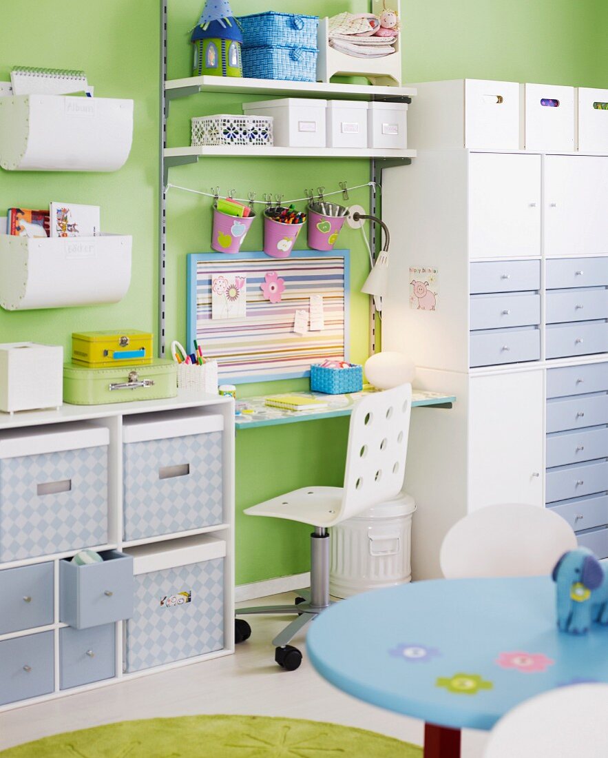 Kinderzimmer mit viel Stauraum rund um einen kleinen Schreibtisch