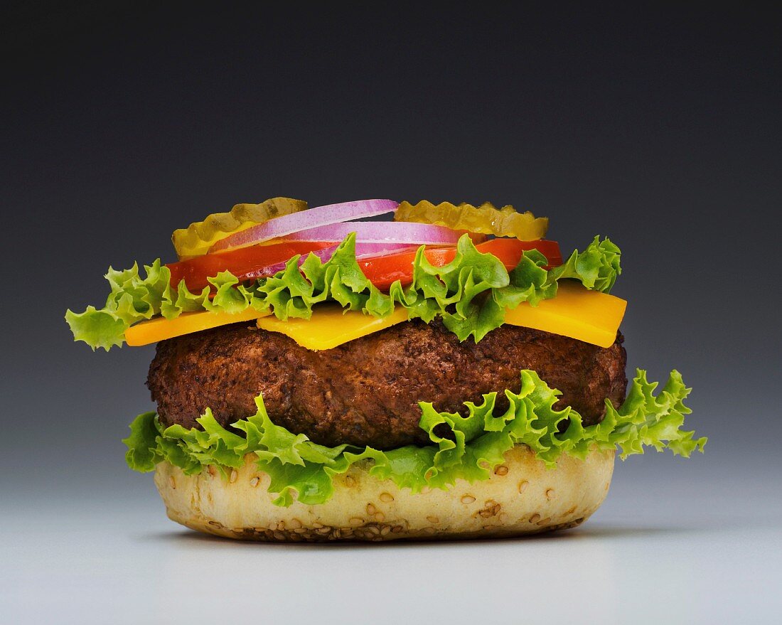 Cheeseburger mit fehlender Brötchenhälfte