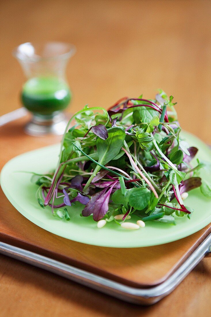 Gemischter Salat auf grünem Teller