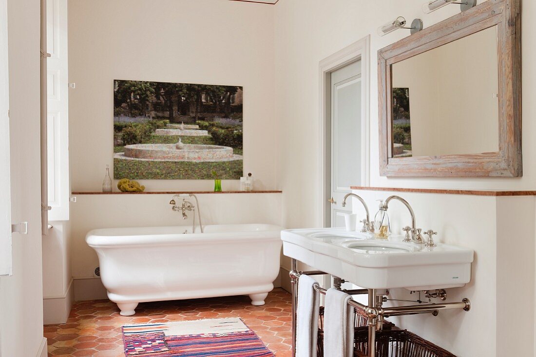 Brunnenfoto über freistehender Badewanne und Vintage Spiegel über Doppelwaschtisch