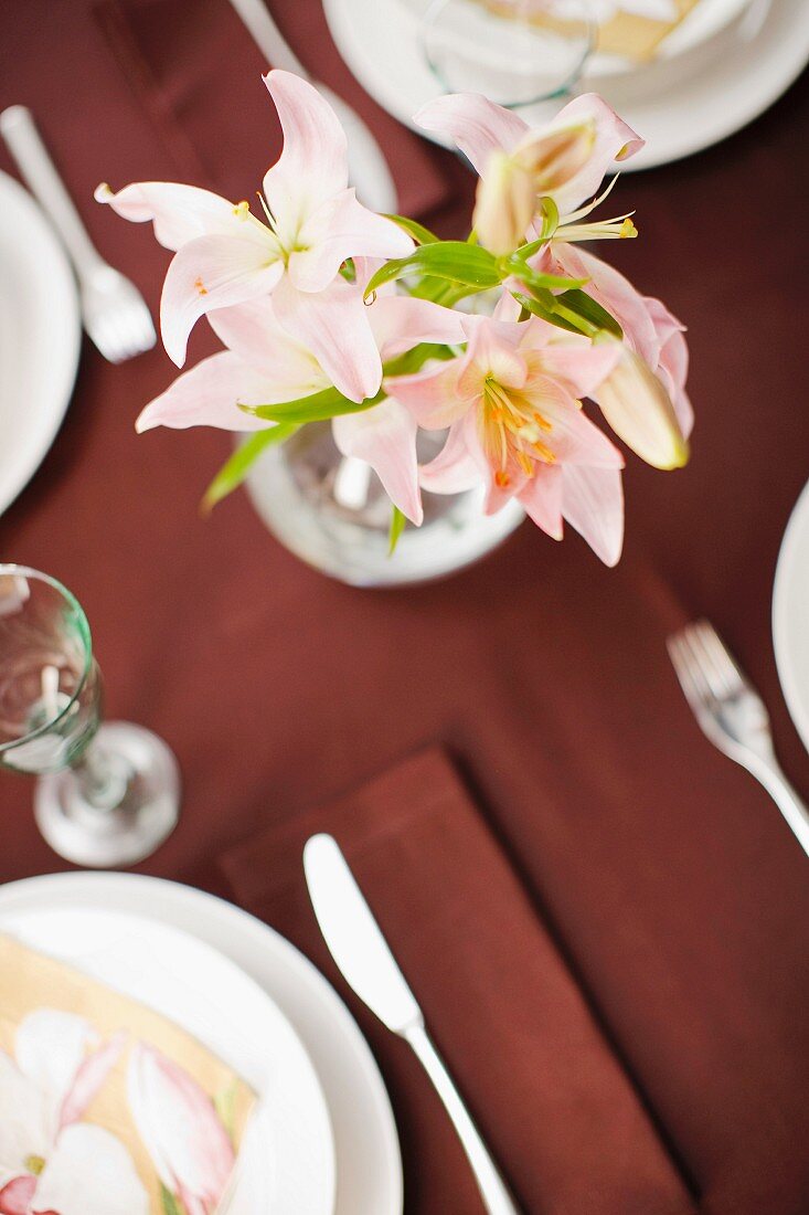 Blumenvase auf festlich gedecktem Tisch