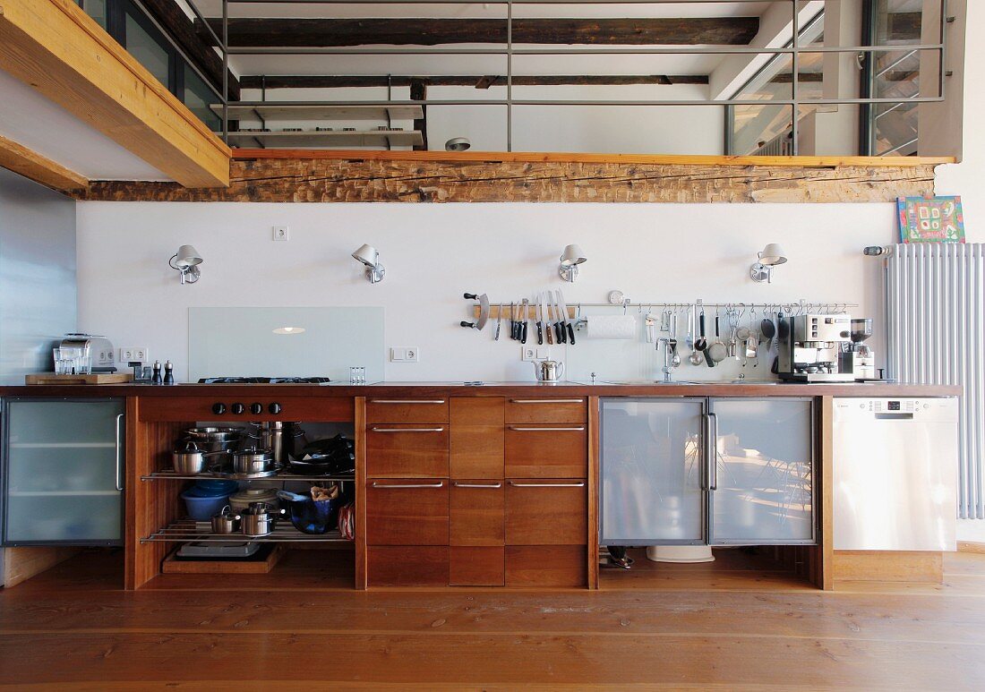 Küchenzeile unter Galerie mit Brüstungsgeländer in offenem Landhaus Wohnraum