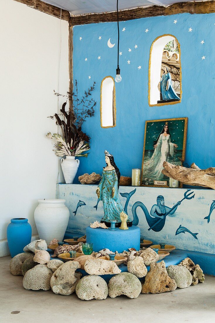 Blau gestaltete Altarecke zur Verehrung der Meeresgöttin des brasilianischen Candomblekultes Lemanja