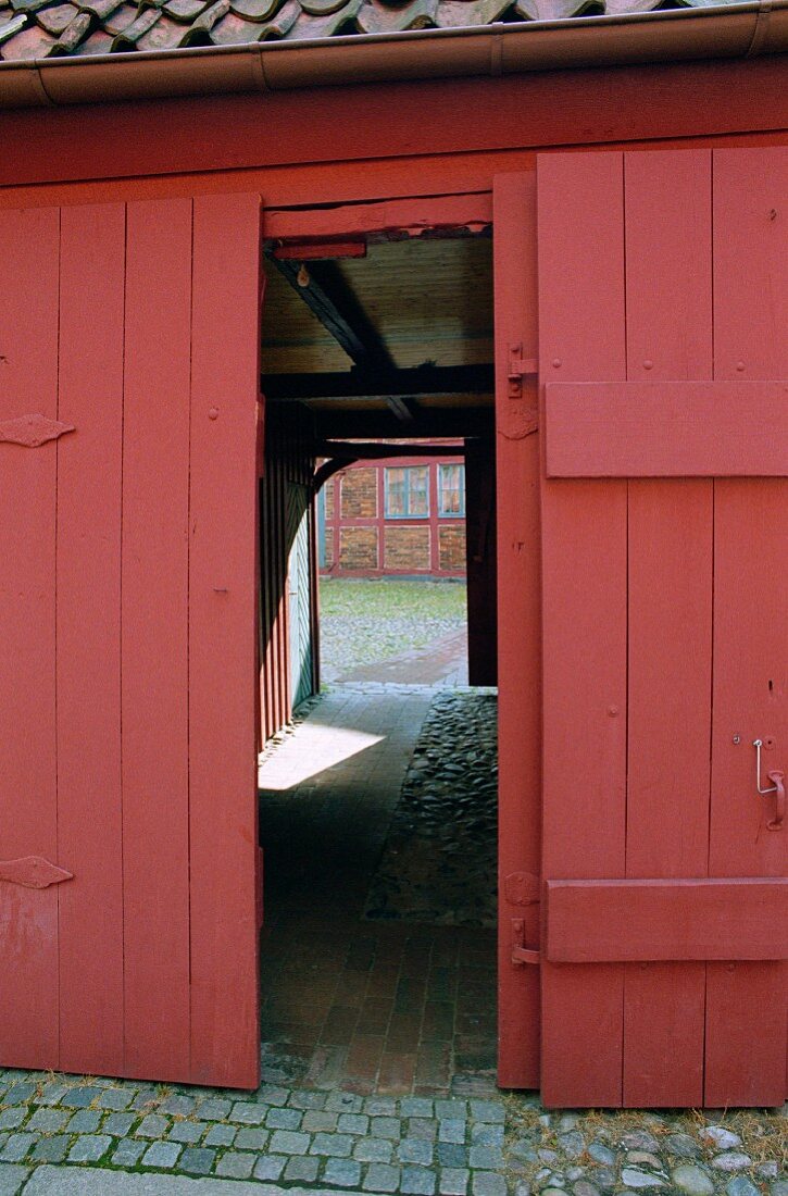 Offene Scheunentür eines skandinavischen Bauernhauses