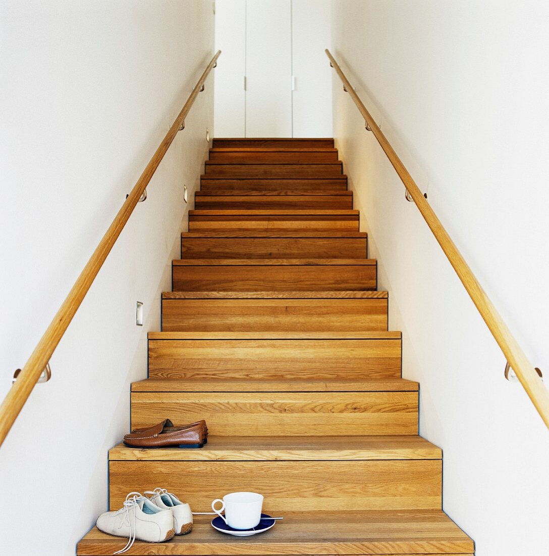 Schuhe und Teetasse auf Treppenstufen