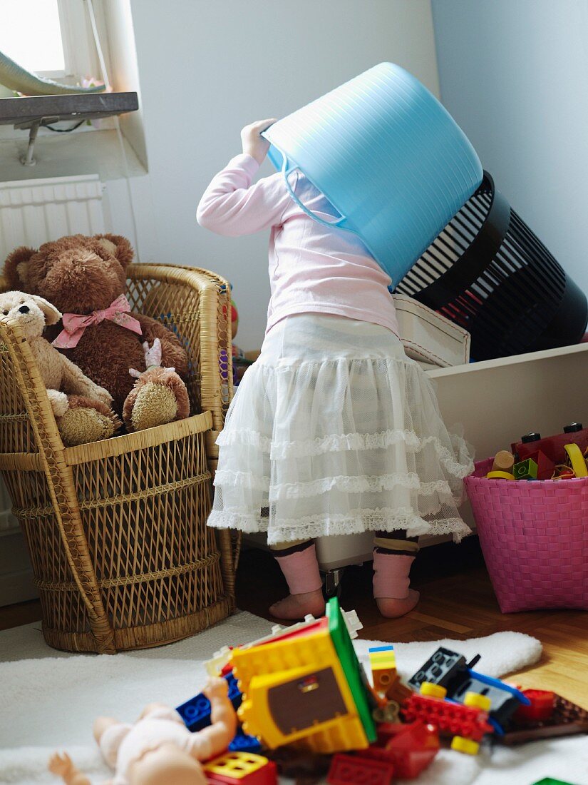 Kleines Mädchen spielt im Kinderzimmer