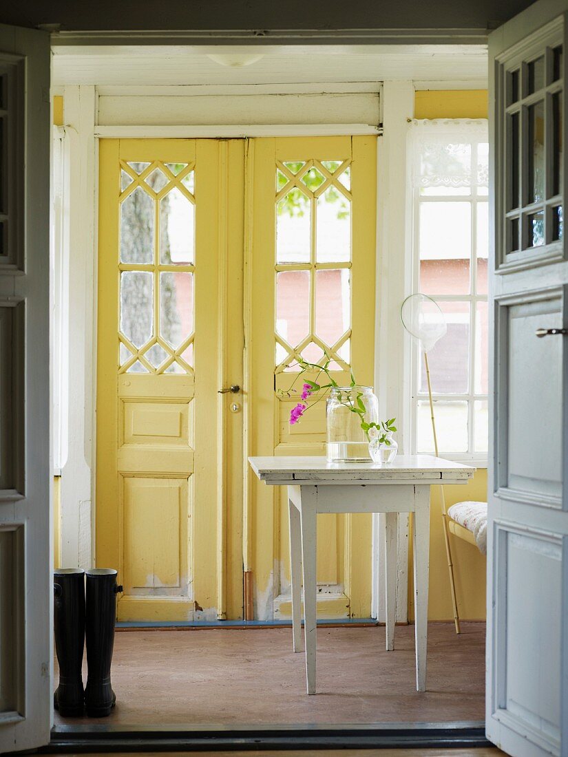 Blick auf Flurbereich mit gelber Eingangstür