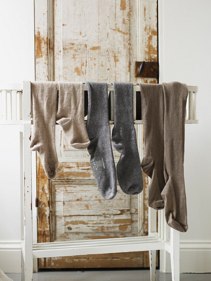Trocknende Socken an einem hölzernen Wäscheständer