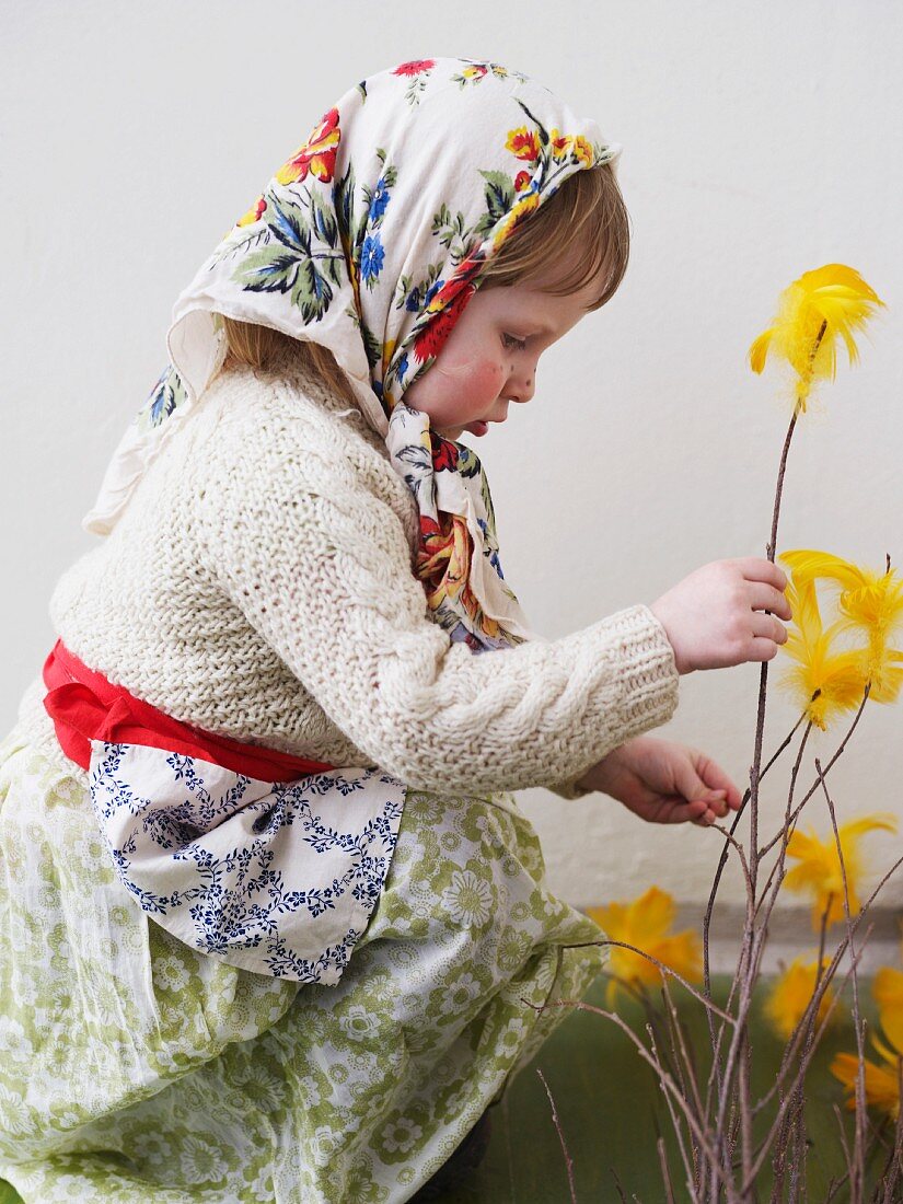 Kleines Mädchen als Osterhexe verkleidet