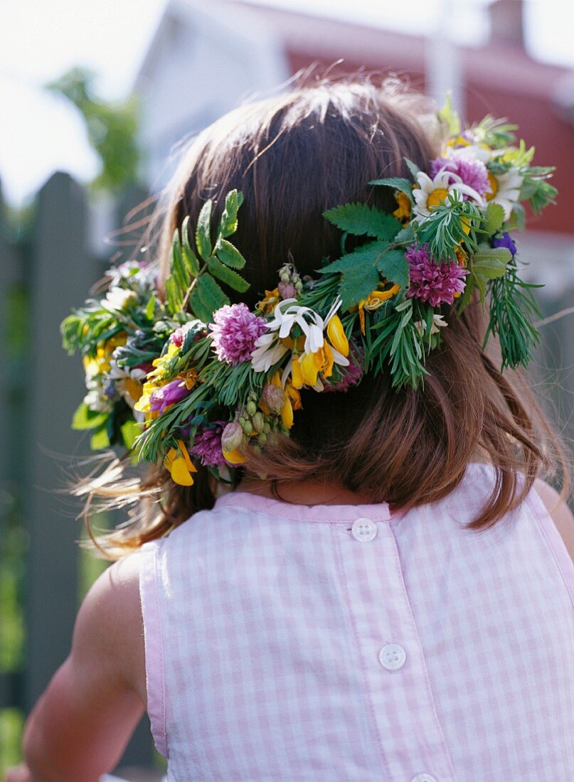 Kleines Mädchen mit einem Blumenkranz im Haar