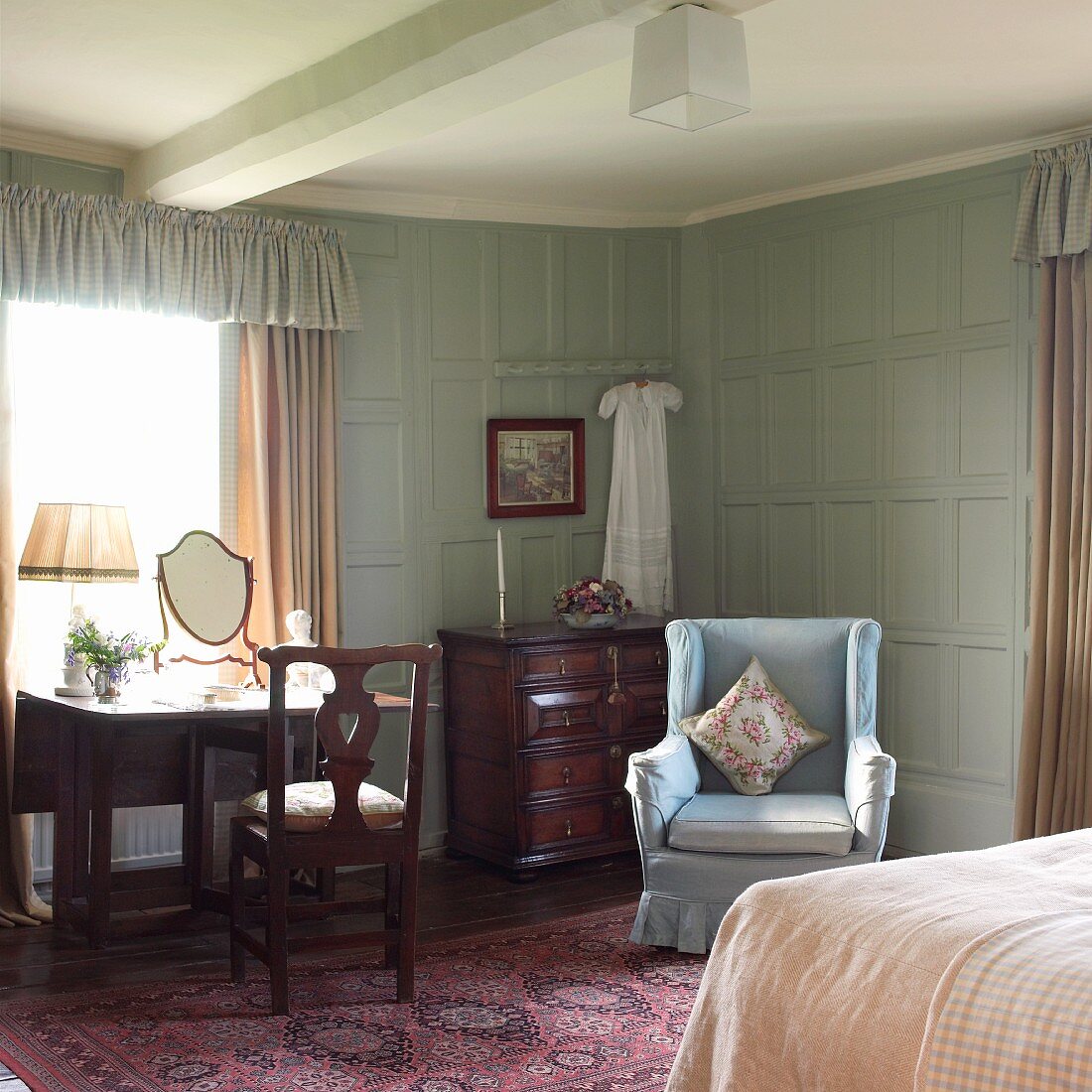 Altmodisches Schlafzimmer mit Ohrensessel und pastellblauer Wandvertäfelung