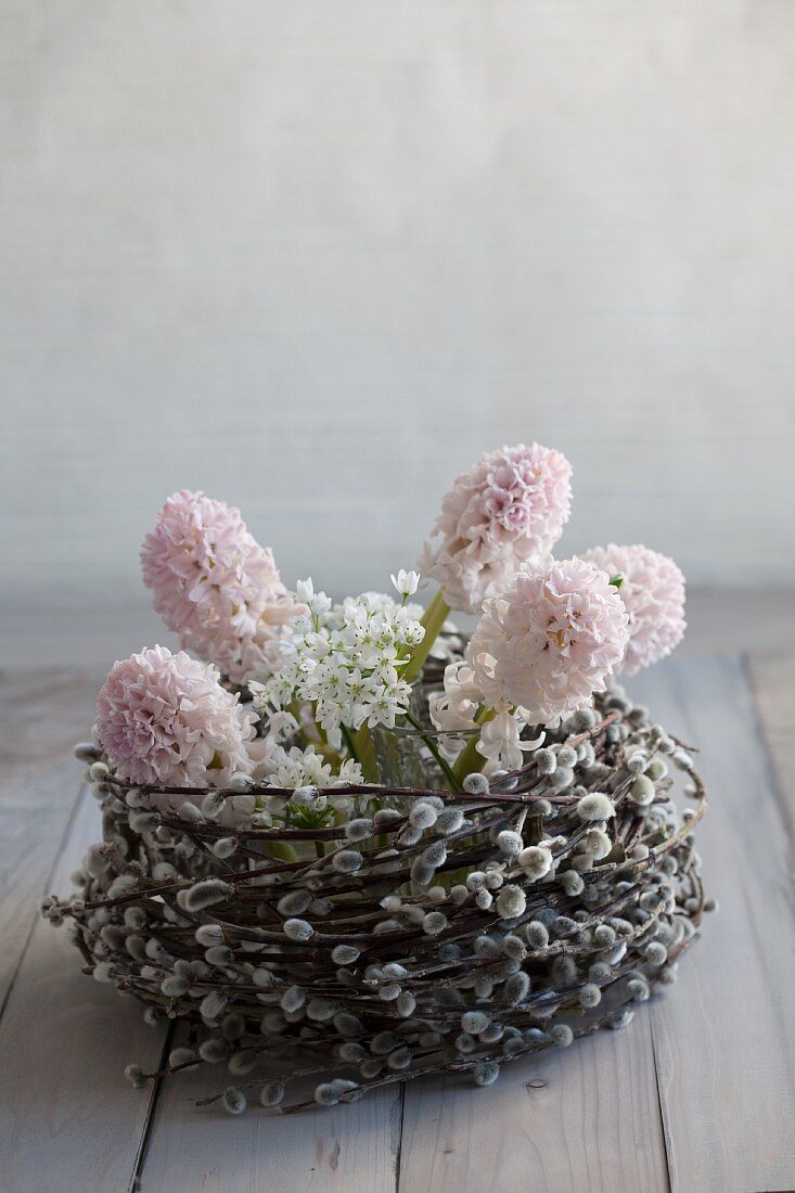 Korb aus Weidenkätzchen mit Hyazinthen und Allium