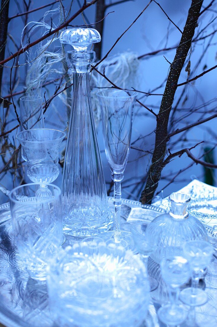 Stillleben mit antiken Kristallglas Gefässen im Freien bei Winterstimmung
