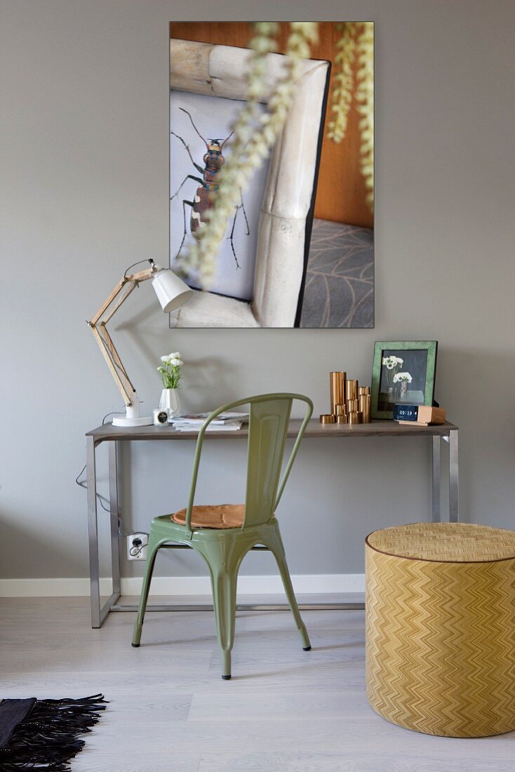Kleiner Schreibplatz mit Vintage Stuhl und Fotokunst an der Wand