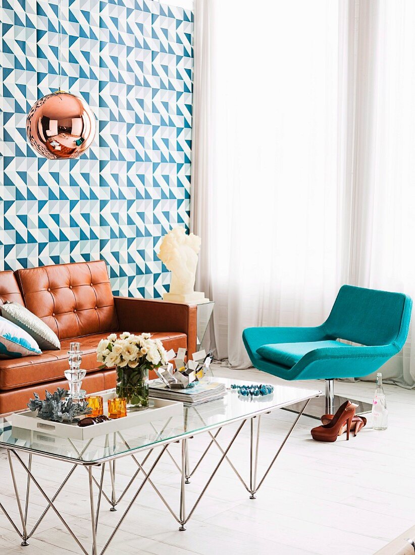 Sitzplatz mit türkisfarbenem Lounge Chair und Repliken von Designerstücken (Ledersofa und kupferfarbene Hängeleuchte)