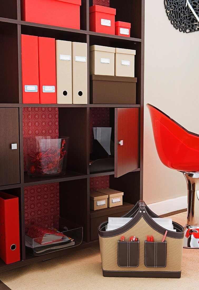 Home-Office Regal mit Pappschachteln und Ordnern in einheitlichen Farben; Papierkram in praktischem Korb mit Stiftefächern
