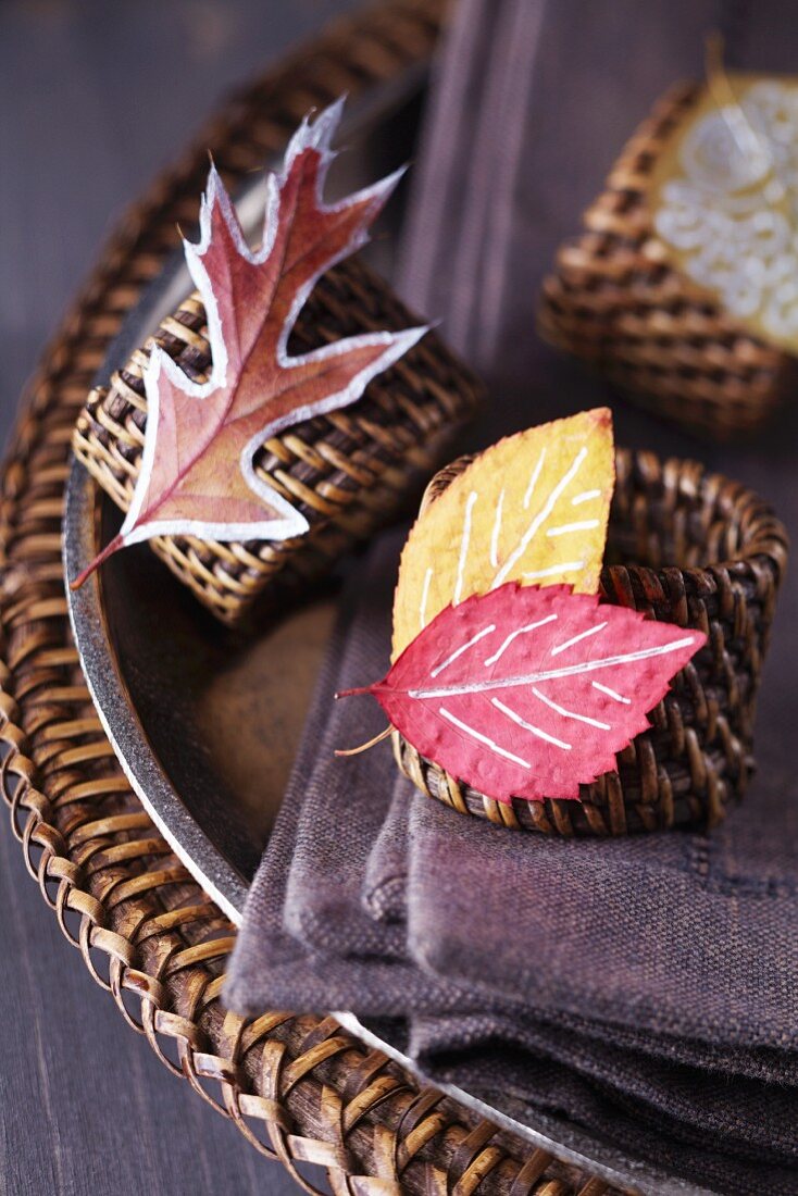Serviettenringe dekoriert mit bemalten Herbstblättern