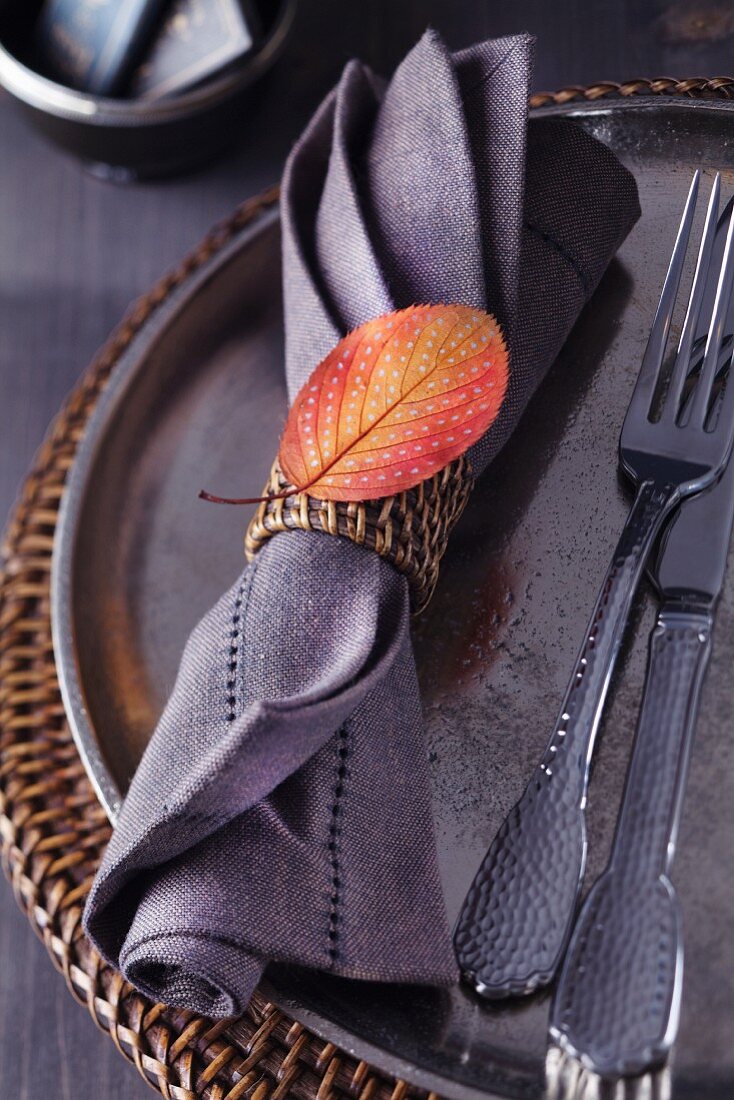 Napkin ring decorated with painted autumn leaf