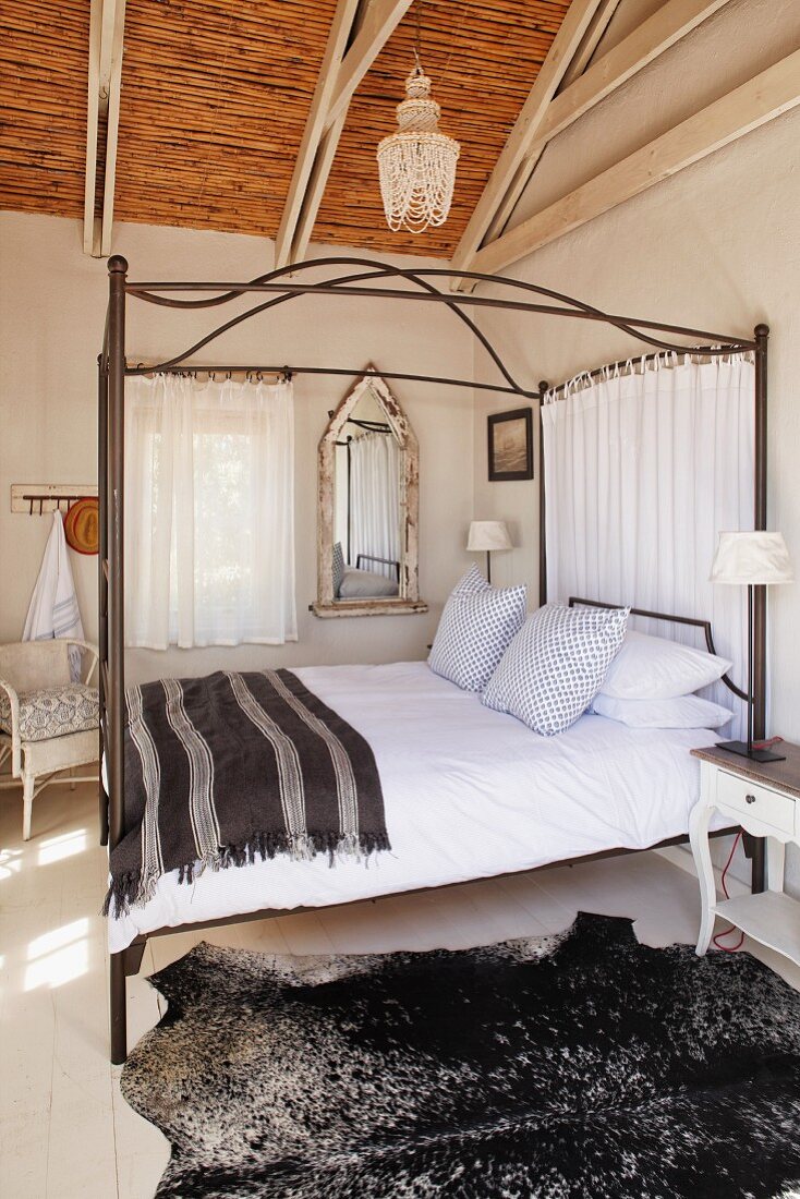 Himmel-Doppelbett mit gestreiftem braunen Plaid und Dachkonstruktion mit Bambusdecke