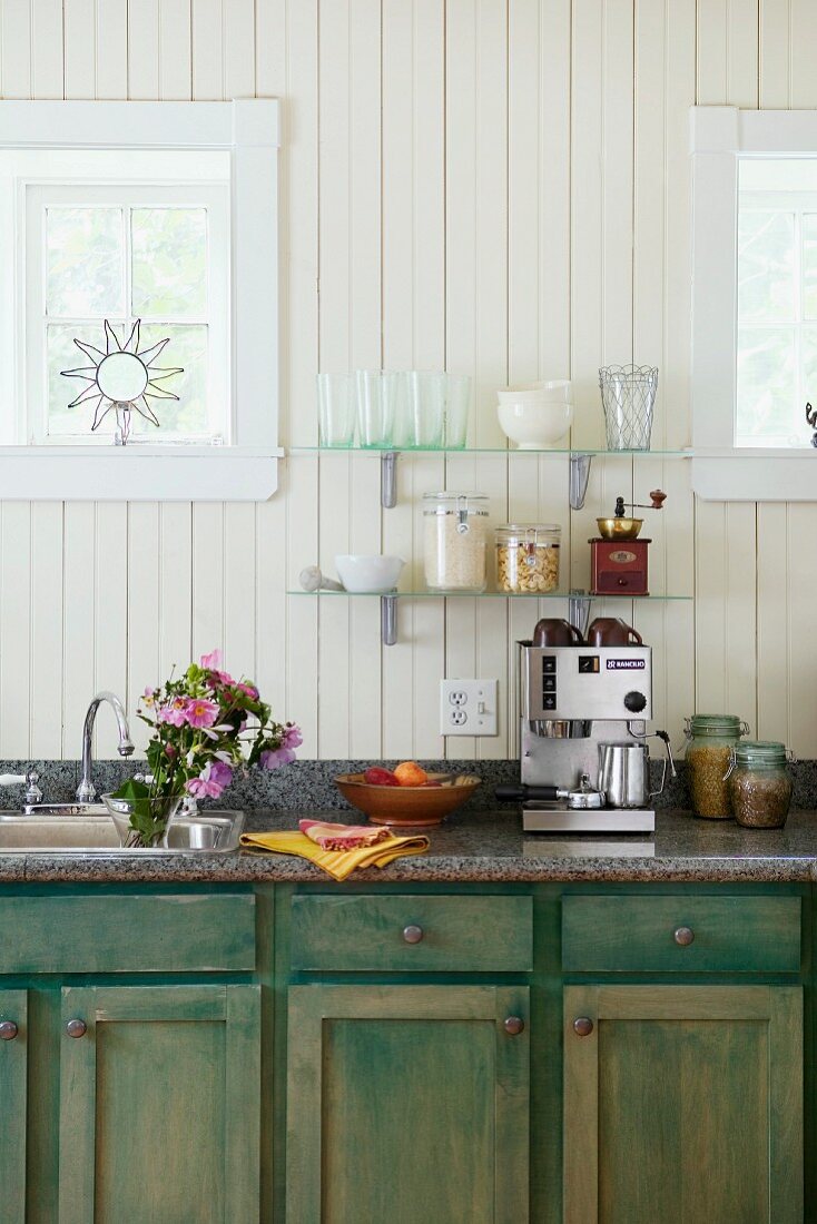 Rustikale Küche mit Espressomaschine und Vorratsgläsern mit Lebensmitteln