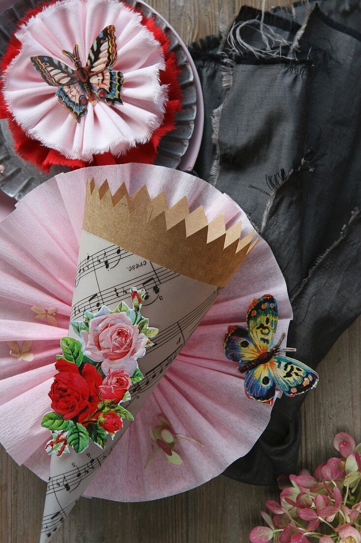 Dekoidee für Party: Kegelförmige Papiertüte mit Blume aus rosa Krepp-Papier und Papierschmetterling