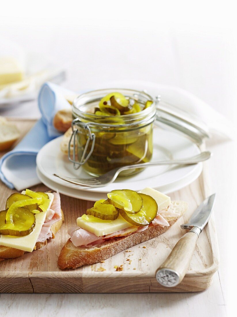 Bread And Butter Pickles (eingelegte Gurken mit Senf und Essig) im Einmachglas und auf Brot