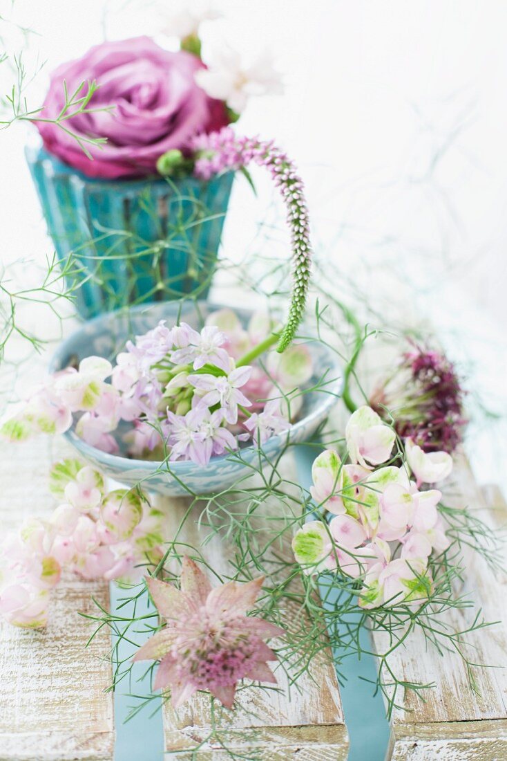 Arrangement aus verschiedenen weissen und lila Blumen