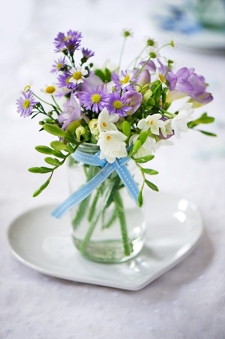Kleiner Blumenstrauss in herzförmiger Schale zur Hochzeit