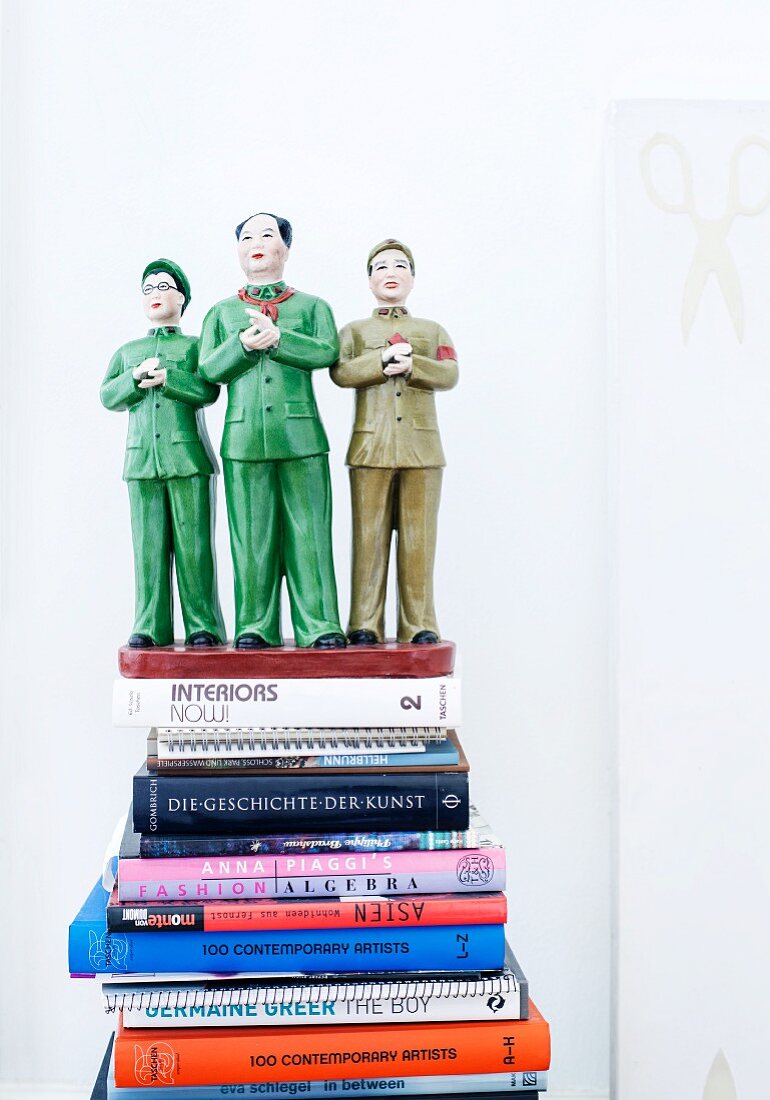 Kleine, grüne Keramikskulptur - Mao Zedong flankiert von zwei Parteigenossinnen auf Bücherstapel