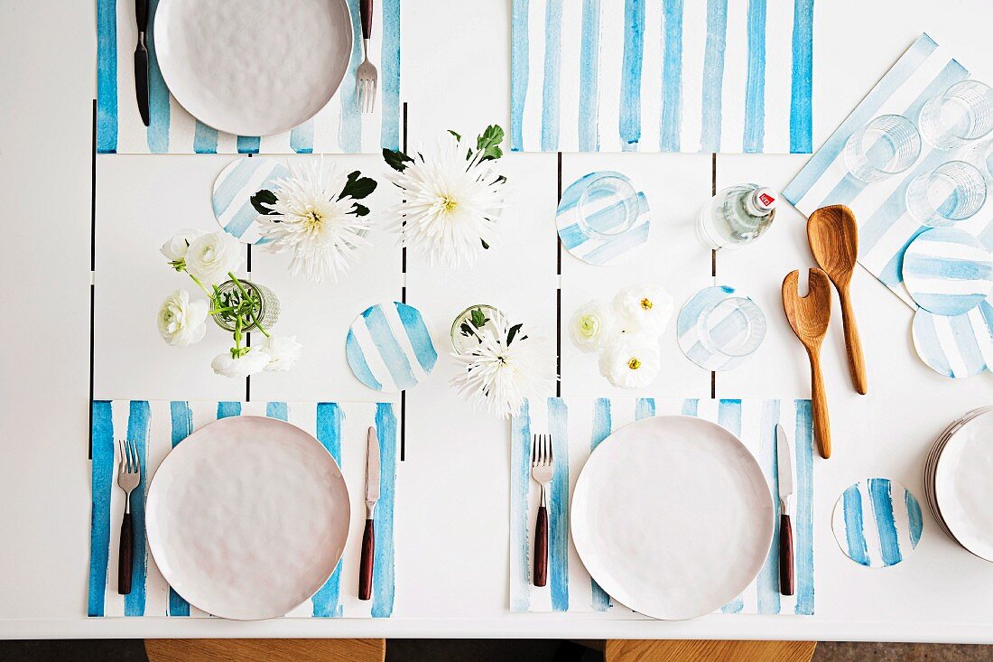 Gedeckter Tisch mit selbstgemachten Tischsets & Glasuntersetzern