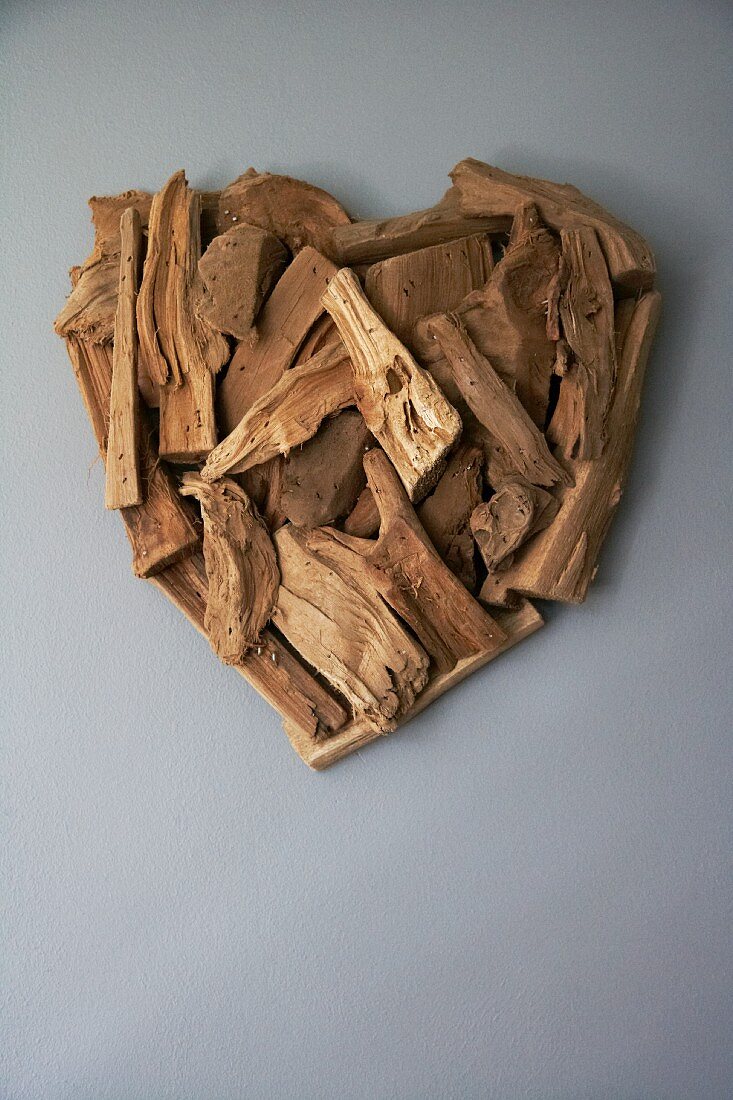 Herz aus Holzstücken gelegt