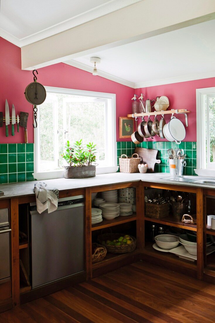 Einfache Küche in freundlichen Farben mit offenen Geschirr-Regalen als Unterbau