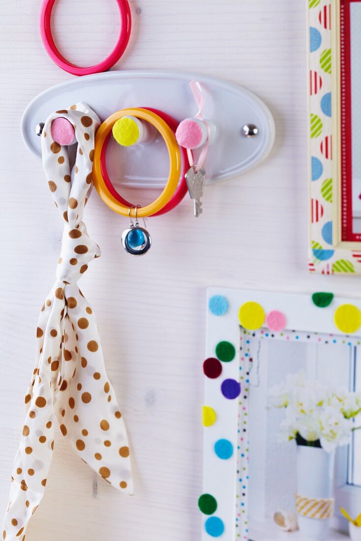 Coat pegs and picture frame decorated with felt confetti