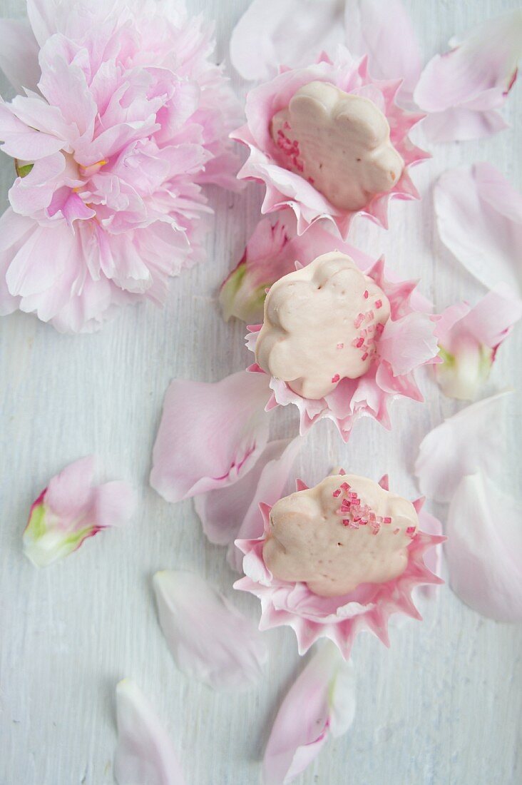 Blütenplätzchen mit Rosenzuckerguss auf Pfingstrosen