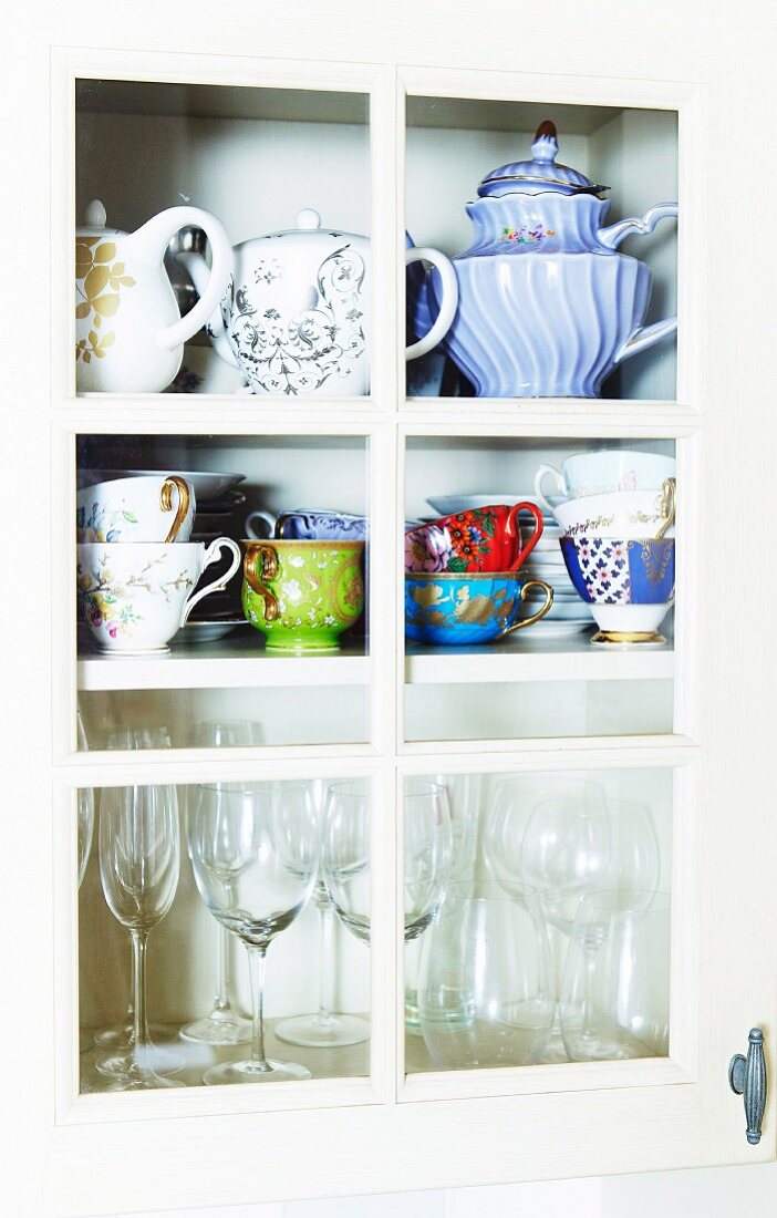 Geschirrschrank mit Sprossentür für Teekannen, Tassen und Gläser