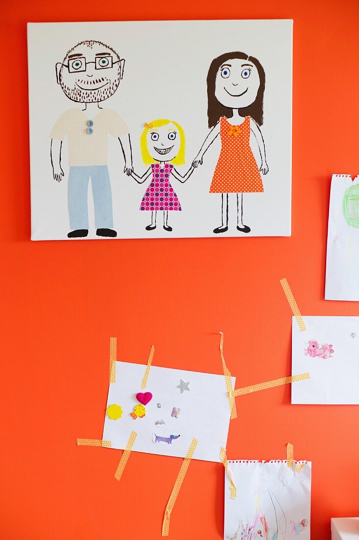 Kinderzeichnungen an orangeroter Wand