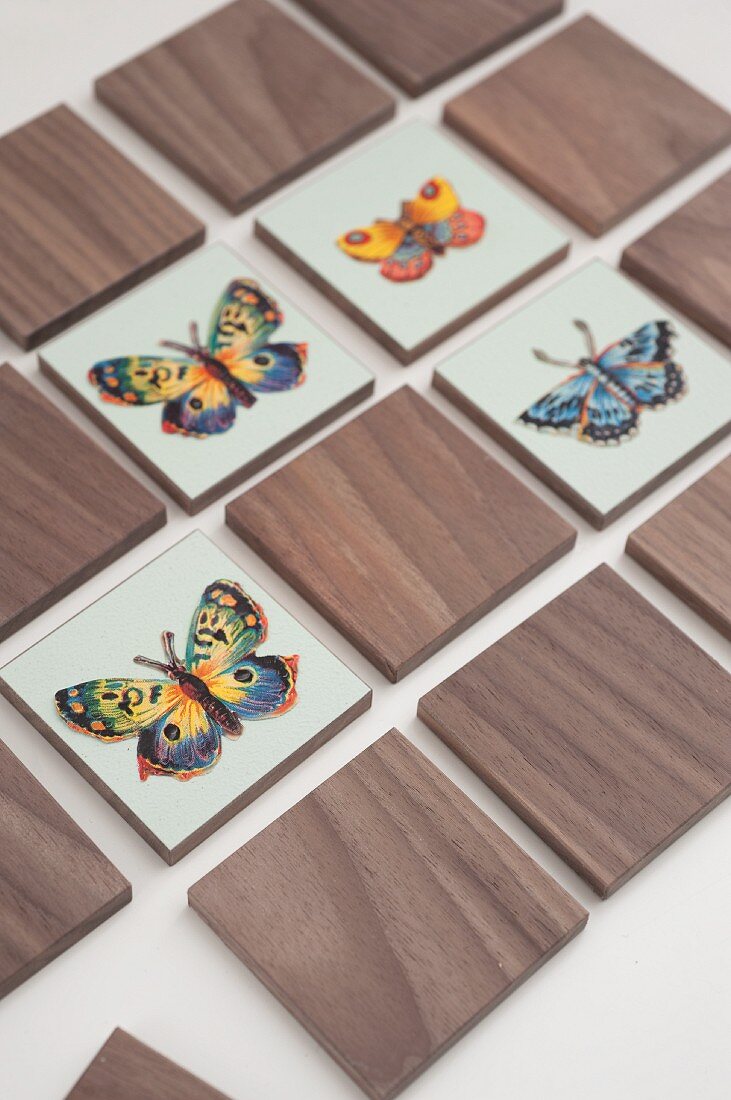 Selbstgemachtes Memory aus Holz mit Schmetterlingsmotiven