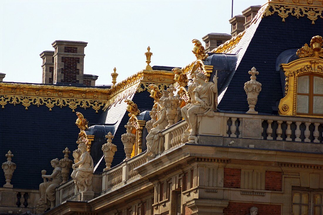 Teilweise vergoldetes Dach mit Skulpturen von Schloss Versailles
