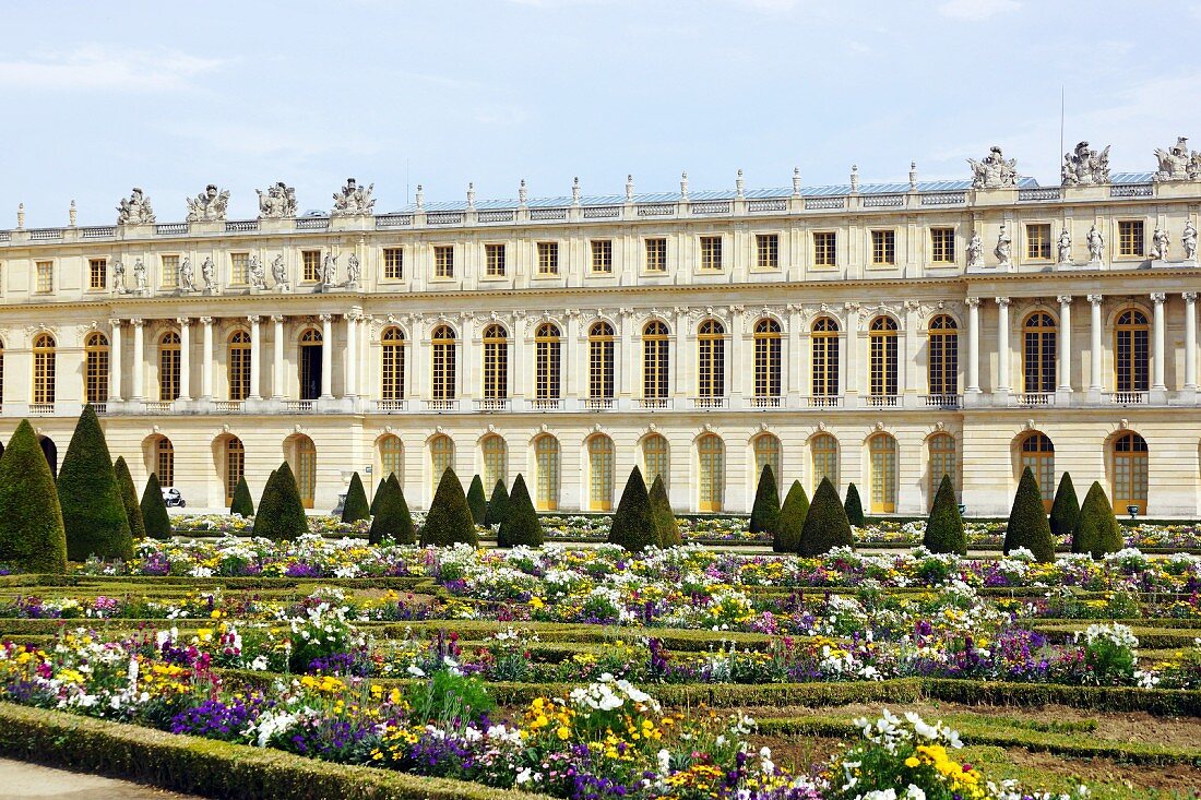 Angelegter Garten vor dem Schloss Versailles