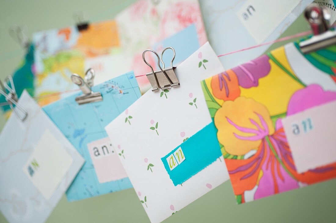 Selbstgestaltete Briefumschläge aus Geschenkpapieren, Tapetenresten und Landkarten