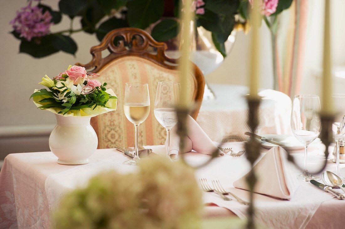 Gedeckter Tisch im stilvollen Restaurant vor Hortensien