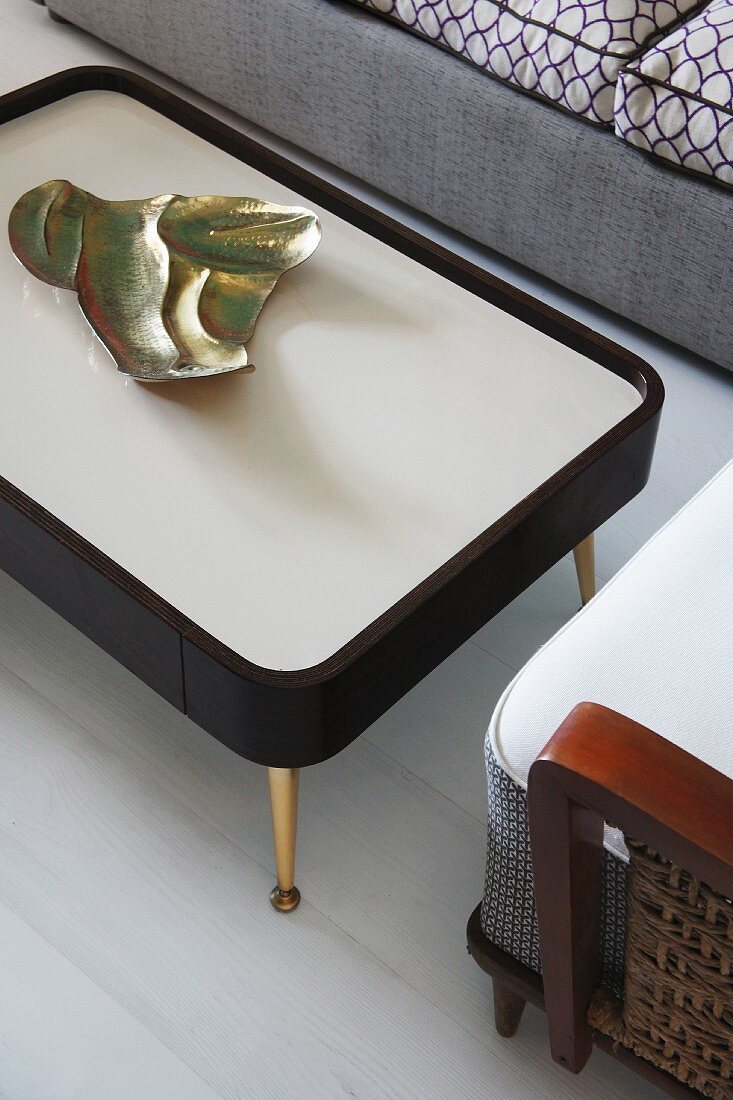 Organisch geformte goldfarbene Schale auf Tabletttisch im Fünfzigerjahre Retrostil
