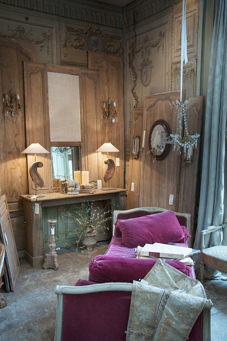 Verkaufsausstellung mit antiker, violett gepolsterter Recamiere, Kleinmöbeln und Accessoires in altem, französischem Landhaus