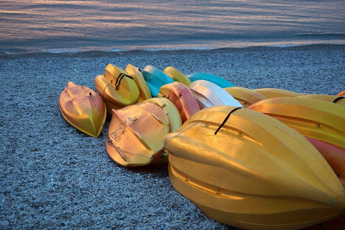 Umgedrehte Boote am Meeresstrand