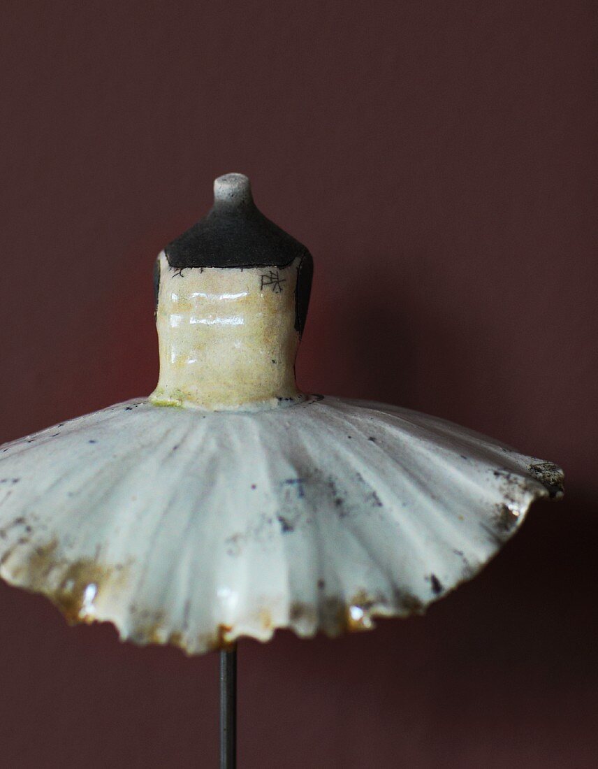 Torso mit Ballettkleid aus bemaltem Porzellan auf Metallständer