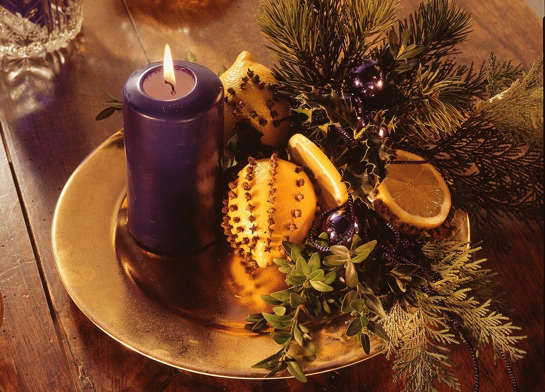 Adventsgesteck mit Zitronenpomander, Glaskugeln & Kerze