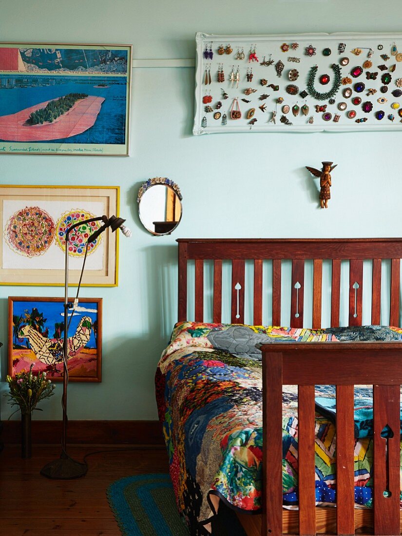 Doppelbett mit Holz Gittergestell an getönter Wand, Schmucksammlung mit weißem Rahmen und Bildersammlung