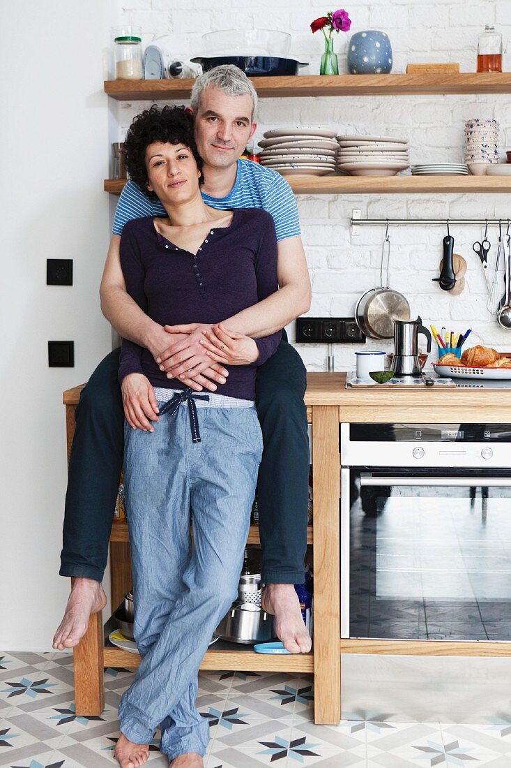 Paar umarmt sich in der Küche